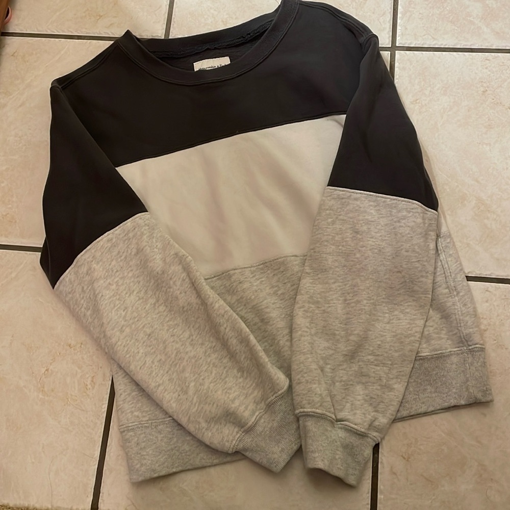 🩷 Abercrombie crewneck - gently worn
